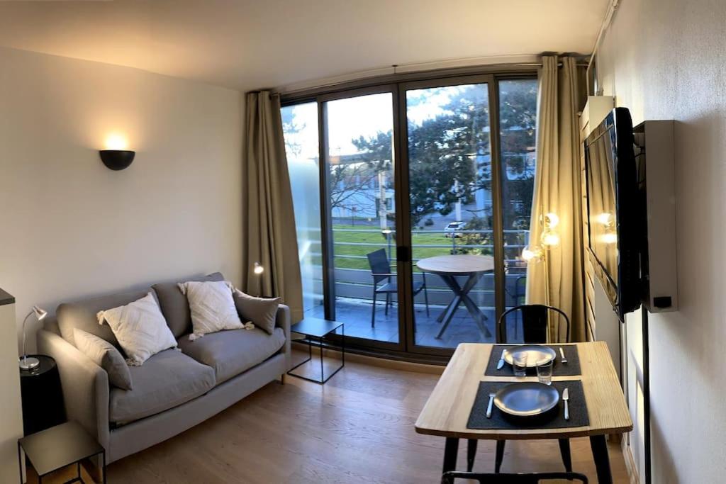 salon z kanapą i stołem w obiekcie Studio Le Touquet w mieście Le Touquet-Paris-Plage