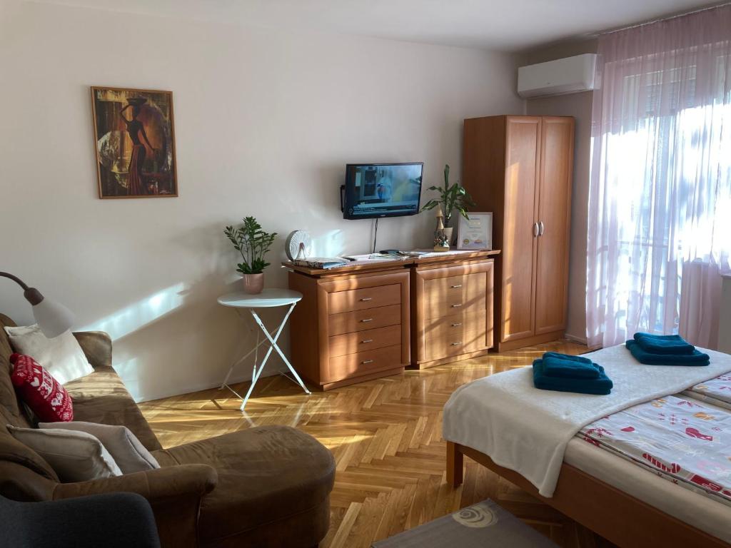 Łóżko lub łóżka w pokoju w obiekcie Fürdő Apartman