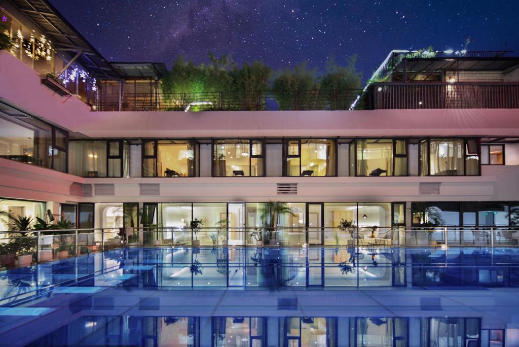 Bazén v ubytování Sky Garden Inn nebo v jeho okolí