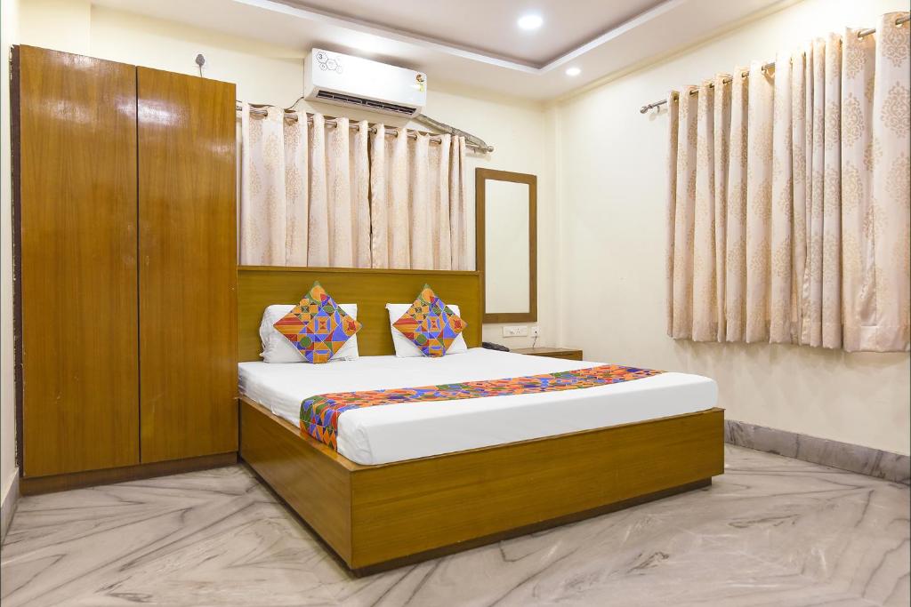 a bedroom with a bed in a room at FabHotel The Eden Ruby in Kolkata