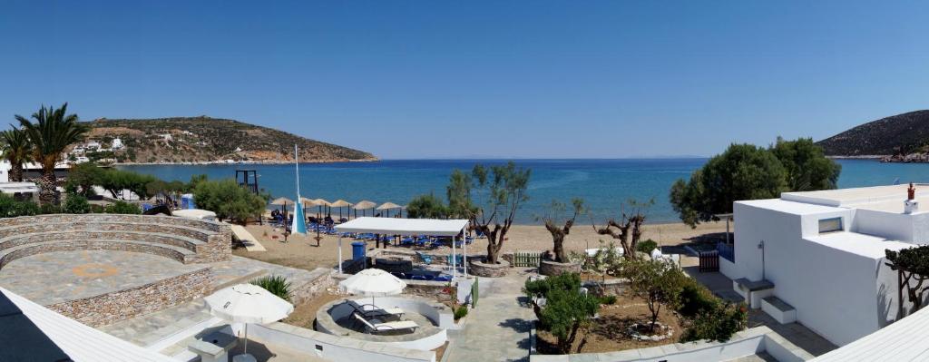 widok na plażę i ocean z budynku w obiekcie LEANDROS APARTMENTS w mieście Platis Gialos Sifnos