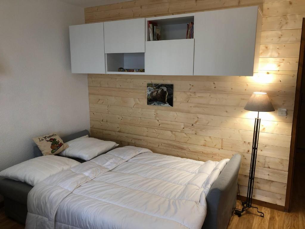Posteľ alebo postele v izbe v ubytovaní Le chalet de "Lamarmotte" T3 rénové avec terrasse sud en rez de jardin