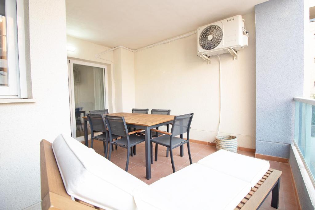 a dining room with a table and chairs at Global Properties, Apartamento en la playa de Canet d'en Berenguer in Canet de Berenguer
