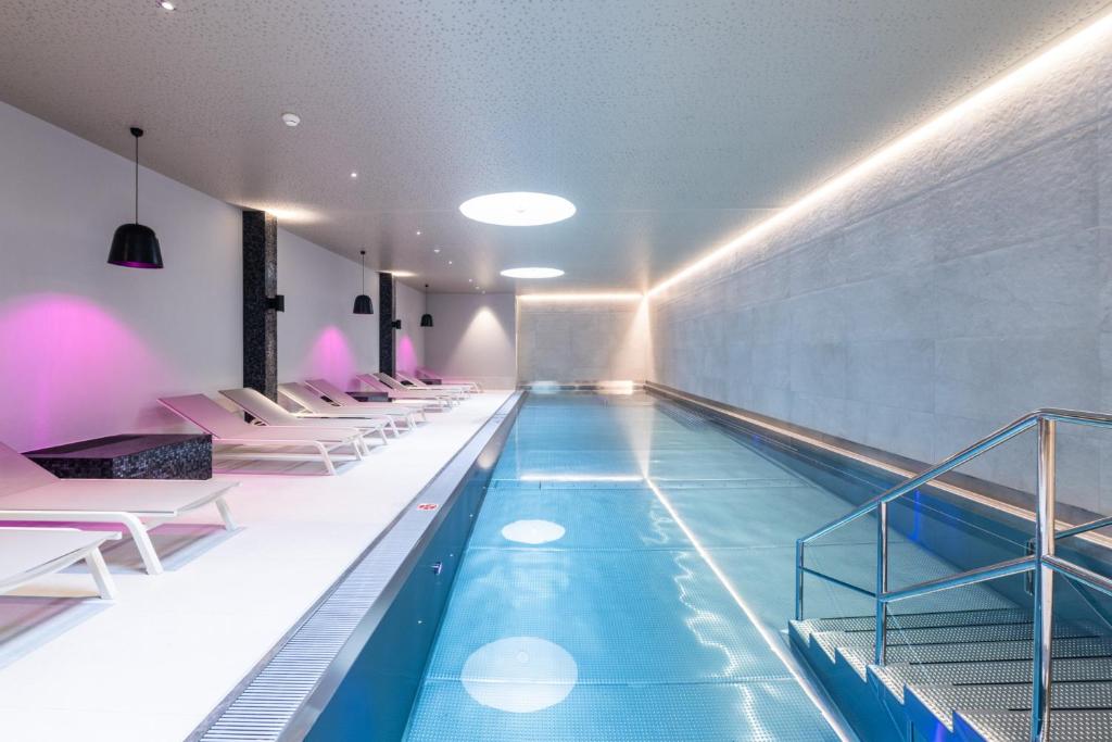 Bazén v ubytování Posthotel Valbella nebo v jeho okolí