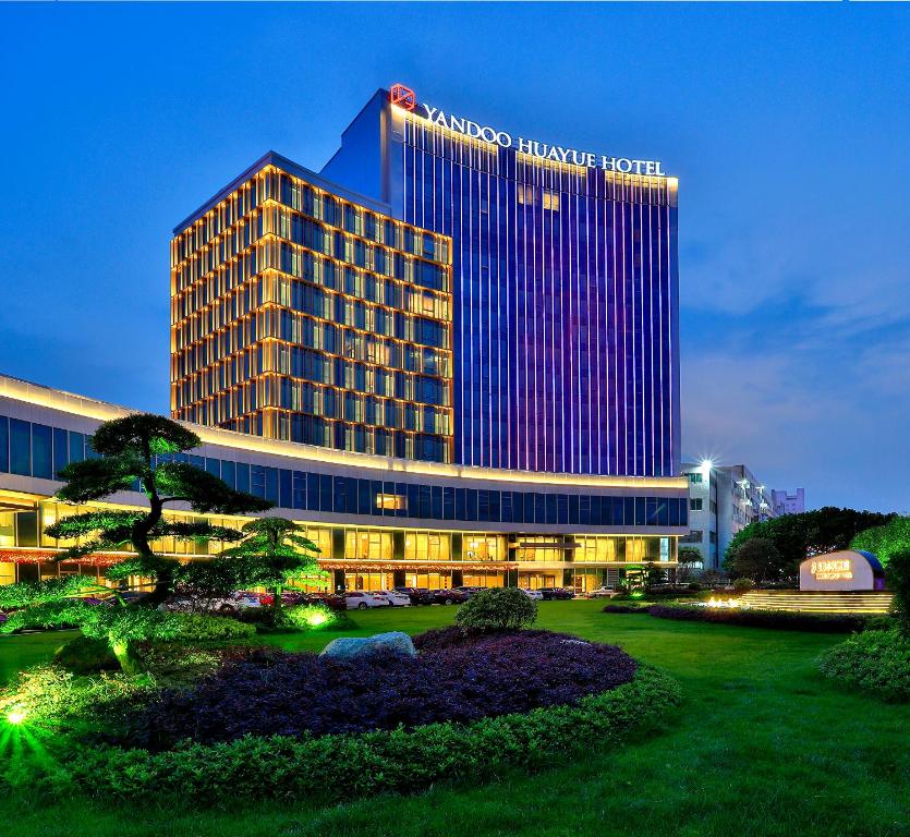 un hôtel avec un bâtiment éclairé la nuit dans l'établissement 银都酒店 Yandoo Hotel, à Yiwu