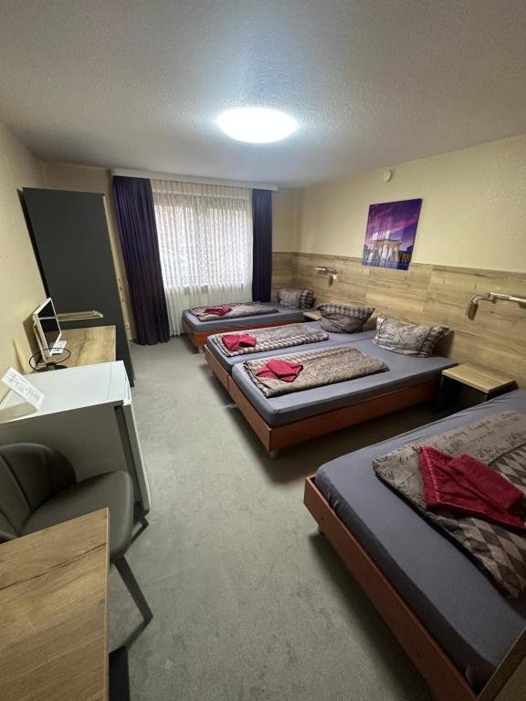 Postel nebo postele na pokoji v ubytování Hotel Pension Pamina