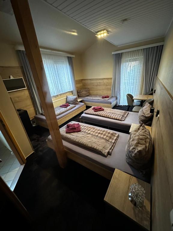 Postel nebo postele na pokoji v ubytování Hotel Pension Pamina