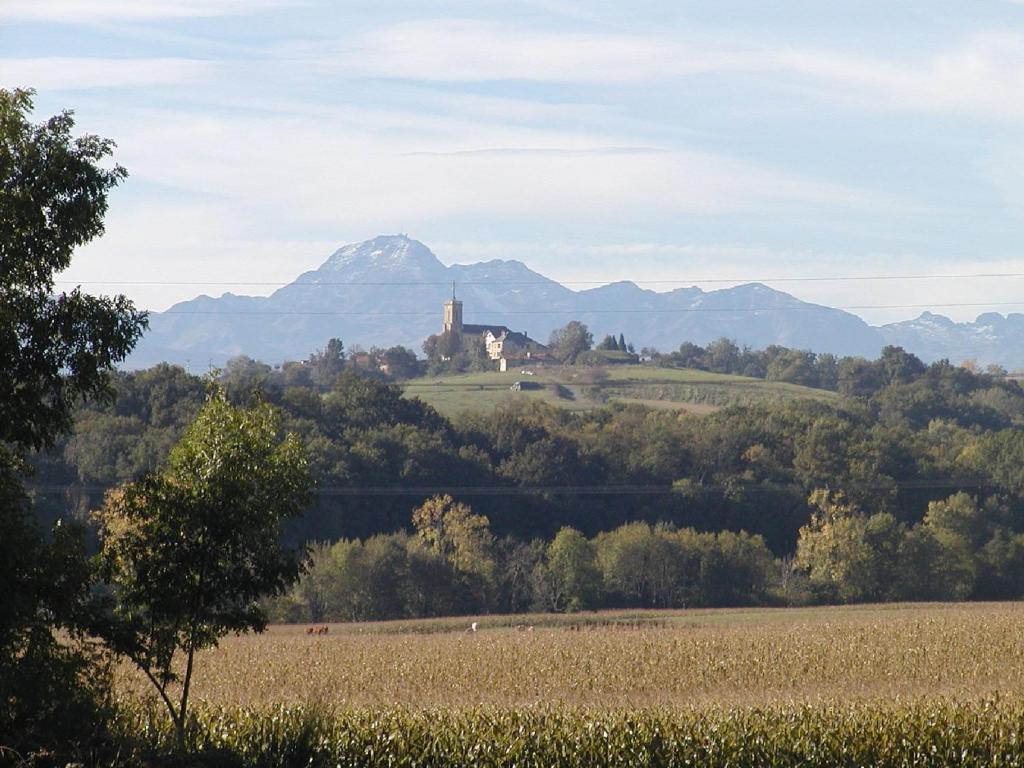 a house on a hill with mountains in the background at Gîte Périssée1 in Libaros