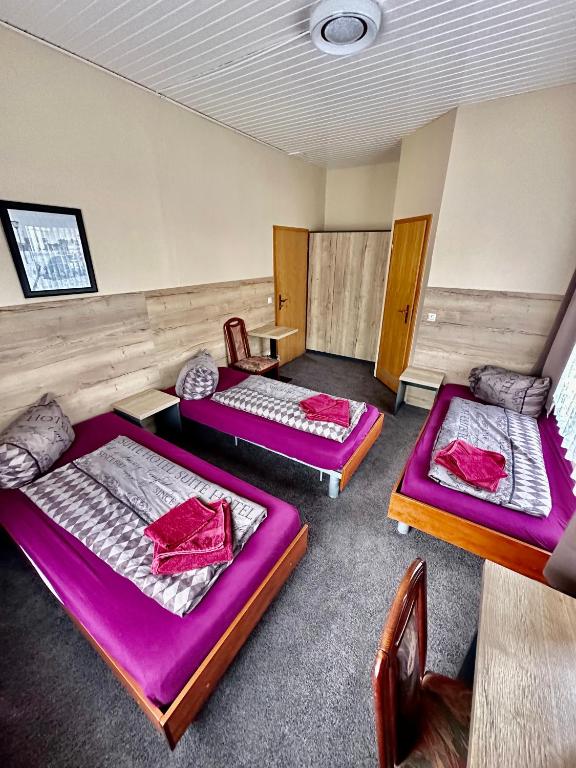 Postel nebo postele na pokoji v ubytování Hotel Pension Pamina