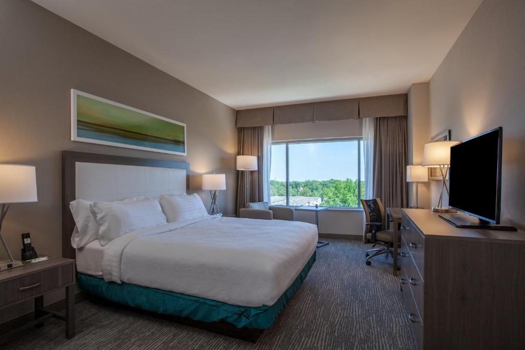 Holiday Inn Cleveland Clinic, an IHG Hotel - King Room - Toegang Voor Gehandicapten Roll-In Douche