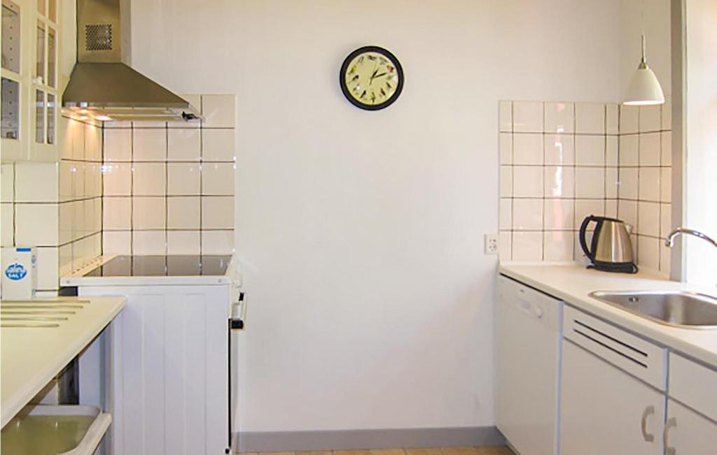 Kuchyň nebo kuchyňský kout v ubytování Stunning Home In Svaneke With 3 Bedrooms