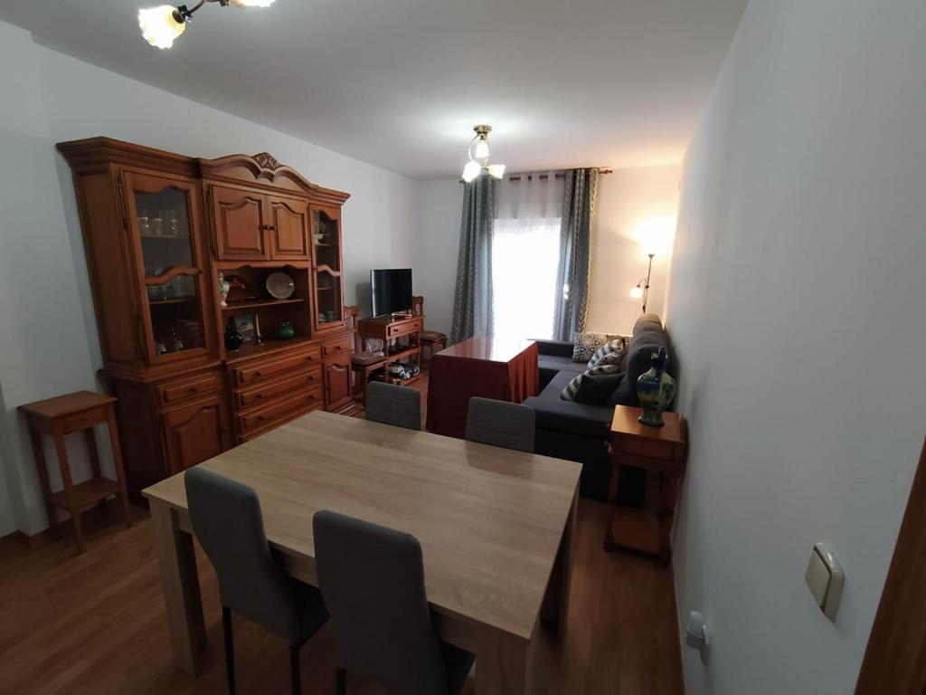格哈爾謝拉的住宿－Apartamento Guejar Sierra，客厅配有桌子和沙发