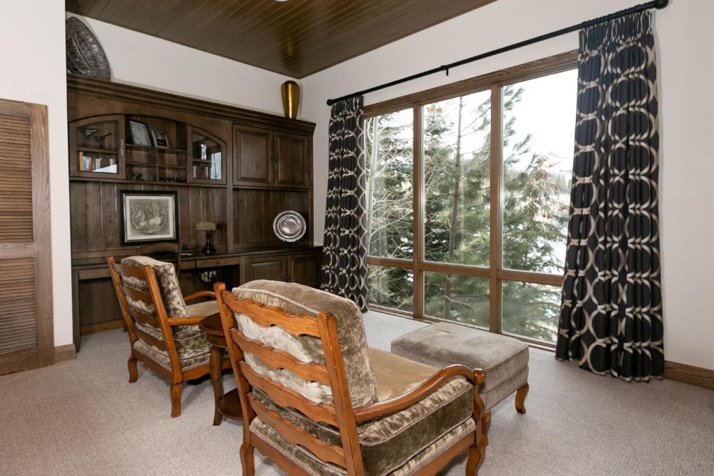 Et opholdsområde på Premium Luxury Three Bedroom Suite with Hot Tub apartment hotel