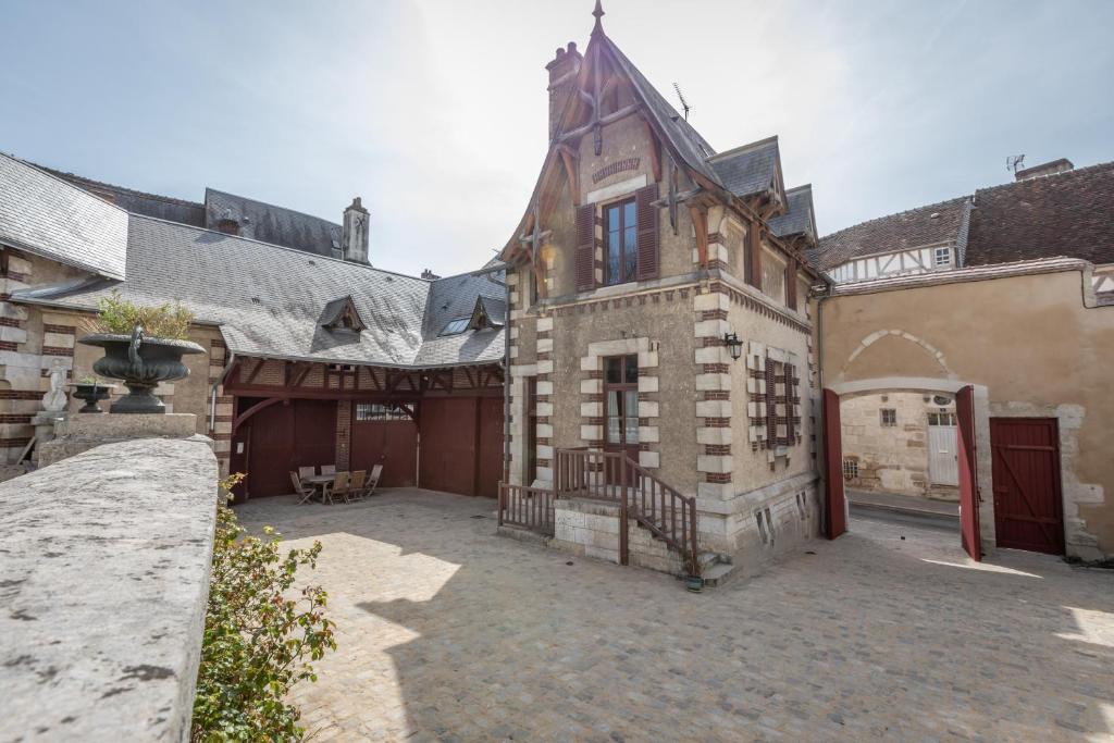 an old building with a courtyard in a castle at L'Hotel de Panette, entrée sainte Chapelle in Bourges