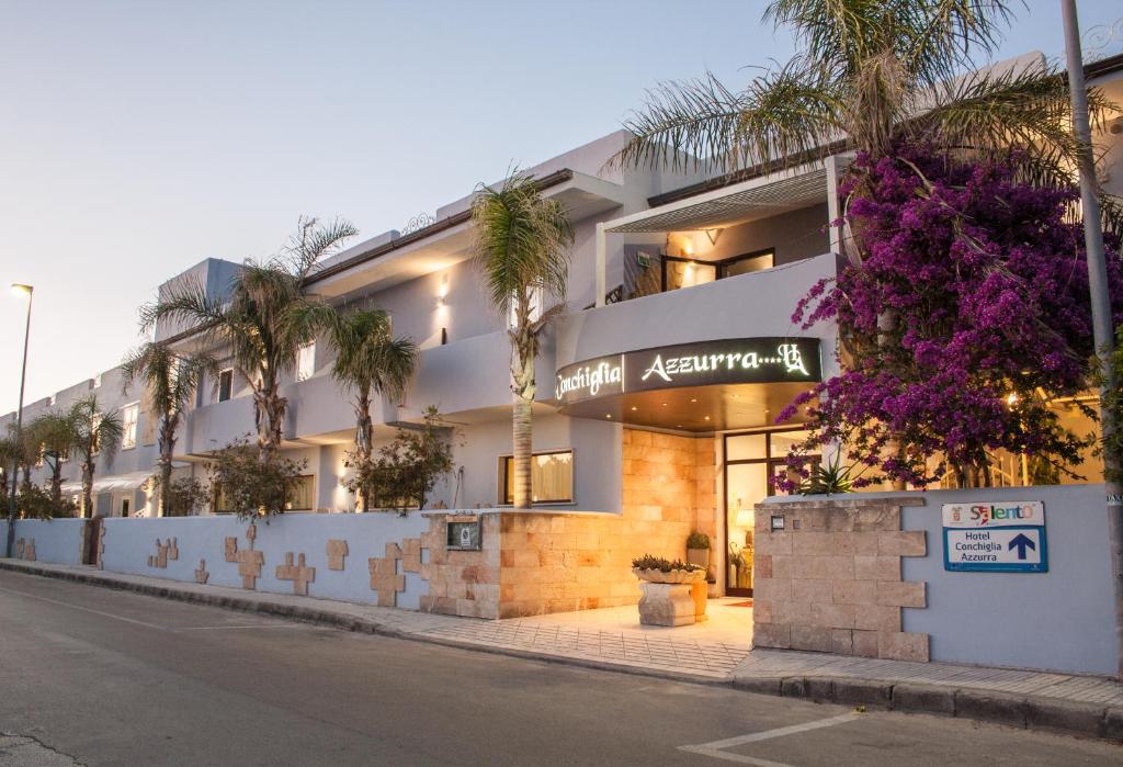 un edificio al lado de una calle en Conchiglia Azzurra Resort & Beach, en Porto Cesareo