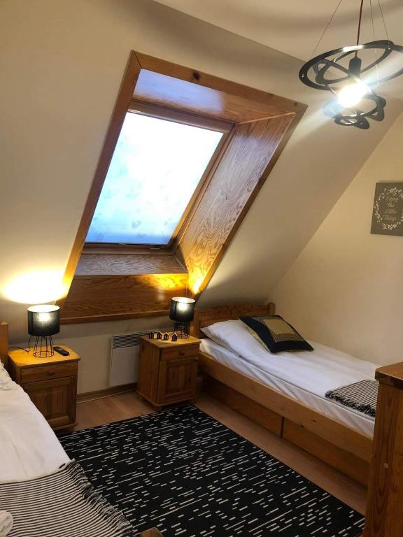 Posteľ alebo postele v izbe v ubytovaní Apart4Sleepers Apartament Dwupoziomowy Pardałówka