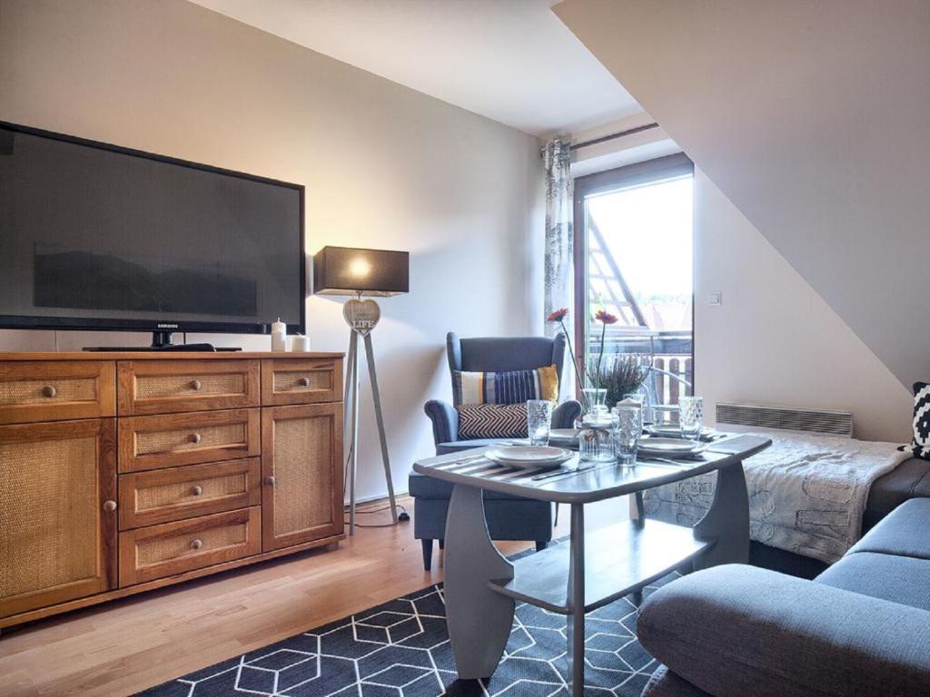 Televízia a/alebo spoločenská miestnosť v ubytovaní Apart4Sleepers Apartament Dwupoziomowy Pardałówka