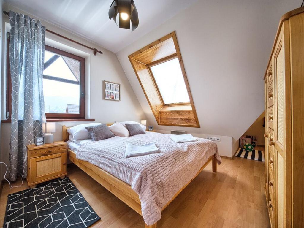 Posteľ alebo postele v izbe v ubytovaní Apart4Sleepers Apartament Dwupoziomowy Pardałówka