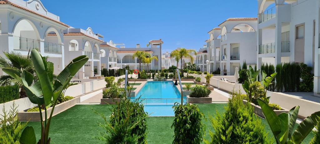 a courtyard with a swimming pool in a building at Samara 33 - Solarium and Barbecue in Ciudad Quesada