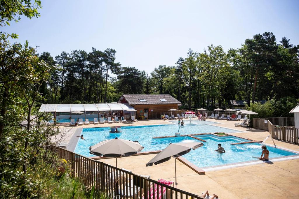 Bazén v ubytování Camping La Pinède nebo v jeho okolí