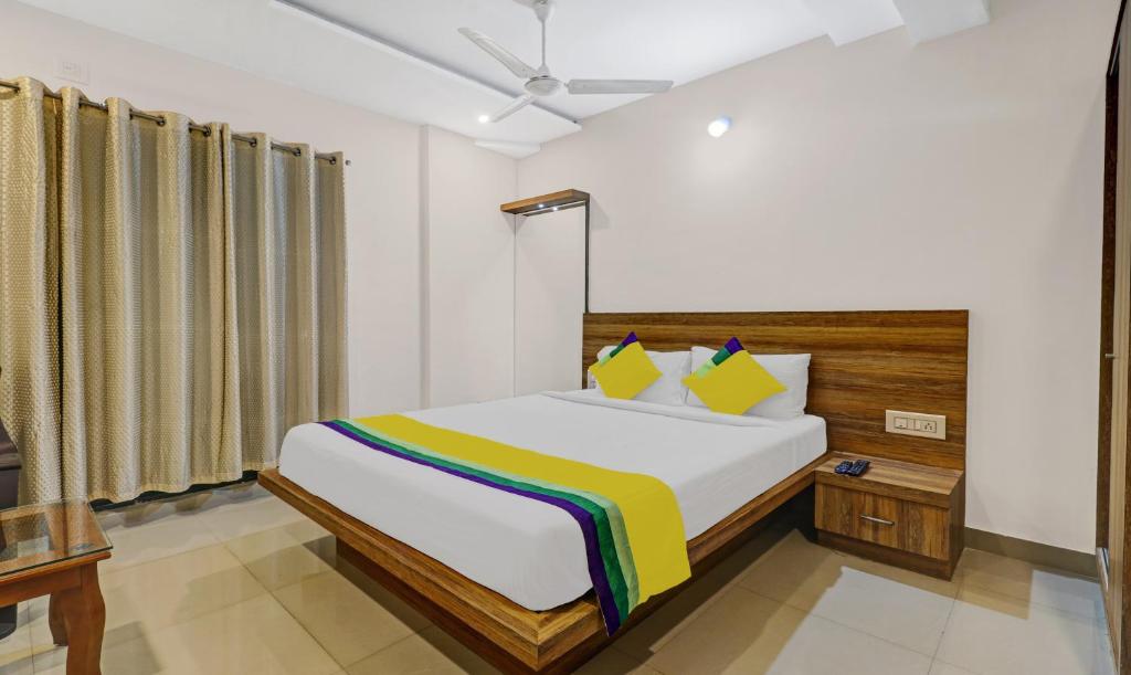 a bedroom with a large bed in a room at Itsy By Treebo - Vijaya Comforts, Coorg in Madikeri