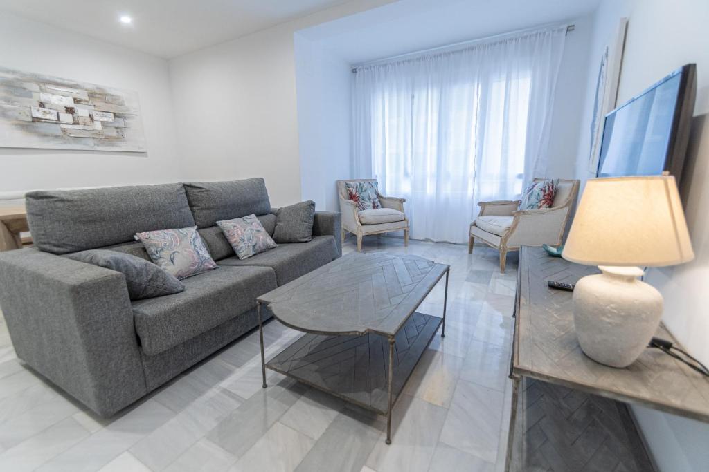 sala de estar con sofá y mesa en Apartamento El parador del boticario, en Cádiz