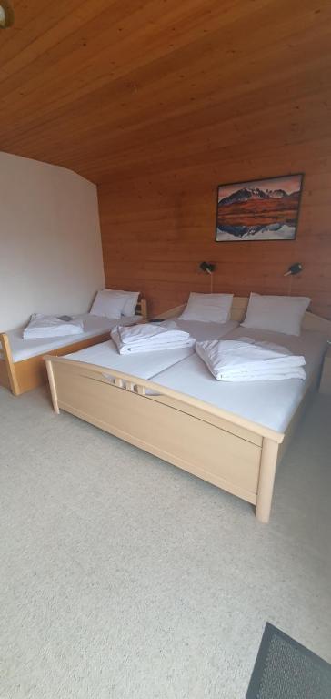 Una cama o camas en una habitaci&oacute;n de Apia House