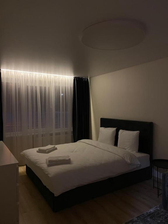- une chambre avec un lit et 2 serviettes dans l'établissement Vakariniai Apartamentai, à Panevėžys