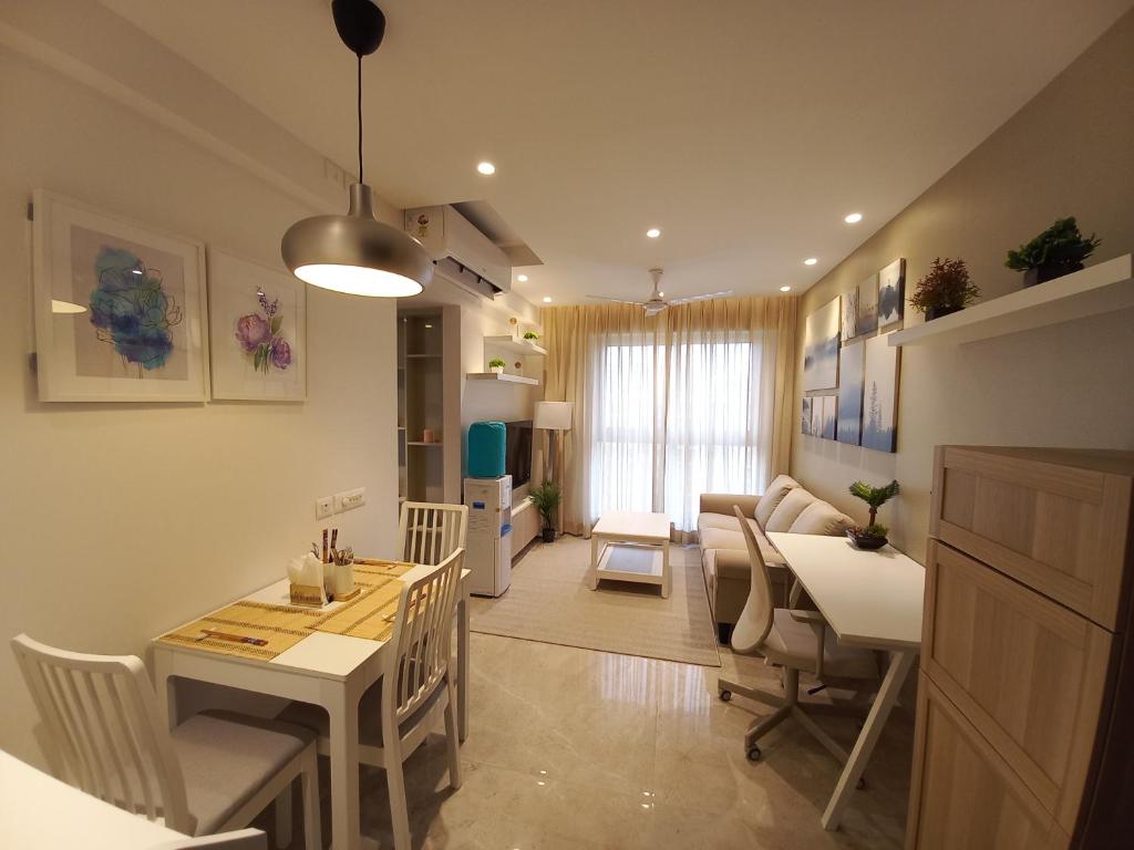 eine Küche und ein Wohnzimmer mit einem Tisch und Stühlen in der Unterkunft RELOhomes Serviced Apartment in Mumbai