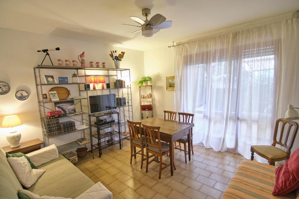 uma sala de estar com uma mesa e um sofá em Holiday House Torre del Lago em Torre del Lago Puccini