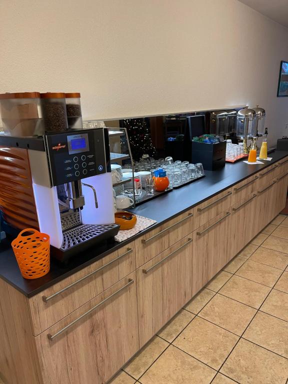 Příslušenství pro přípravu čaje a kávy v ubytování Hôtel EDIROL