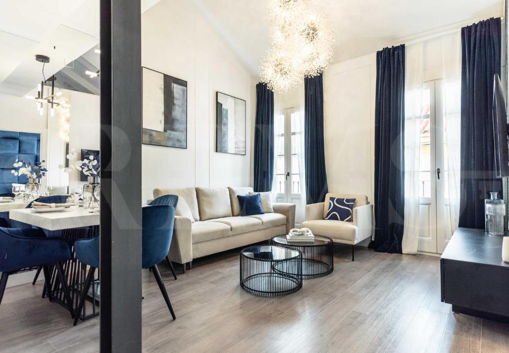 un salon avec un canapé et une table dans l'établissement Contemporary luxe duplex in the heart of Malaga by REMS, à Malaga