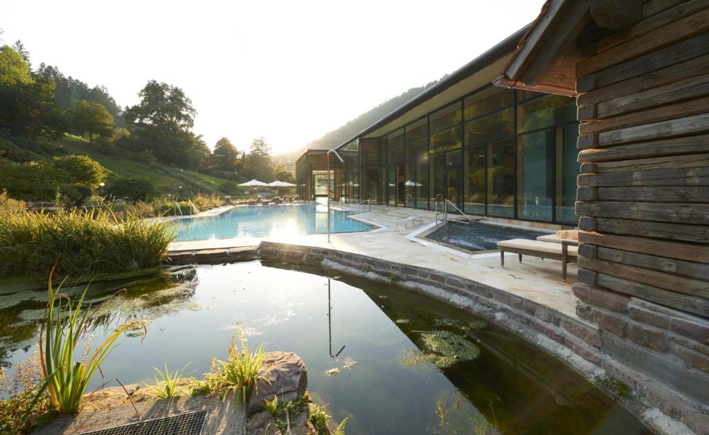 Bazén v ubytování Hotel Therme Bad Teinach nebo v jeho okolí