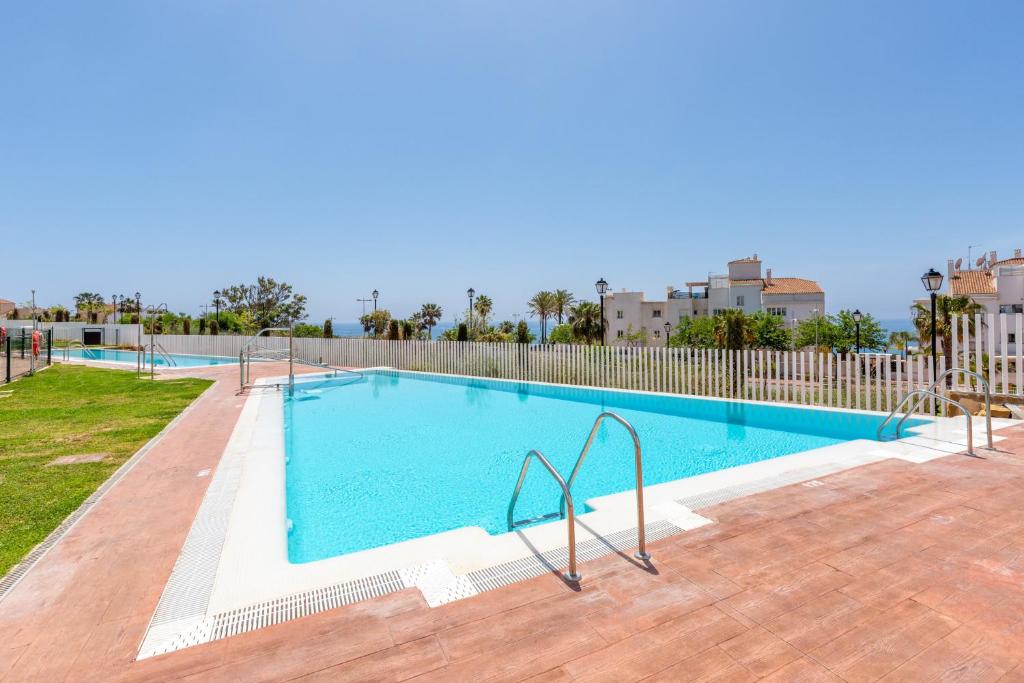 Bazén v ubytovaní Bahia de Torrequebrada - 2 Bedroom Apartment with Seaview alebo v jeho blízkosti