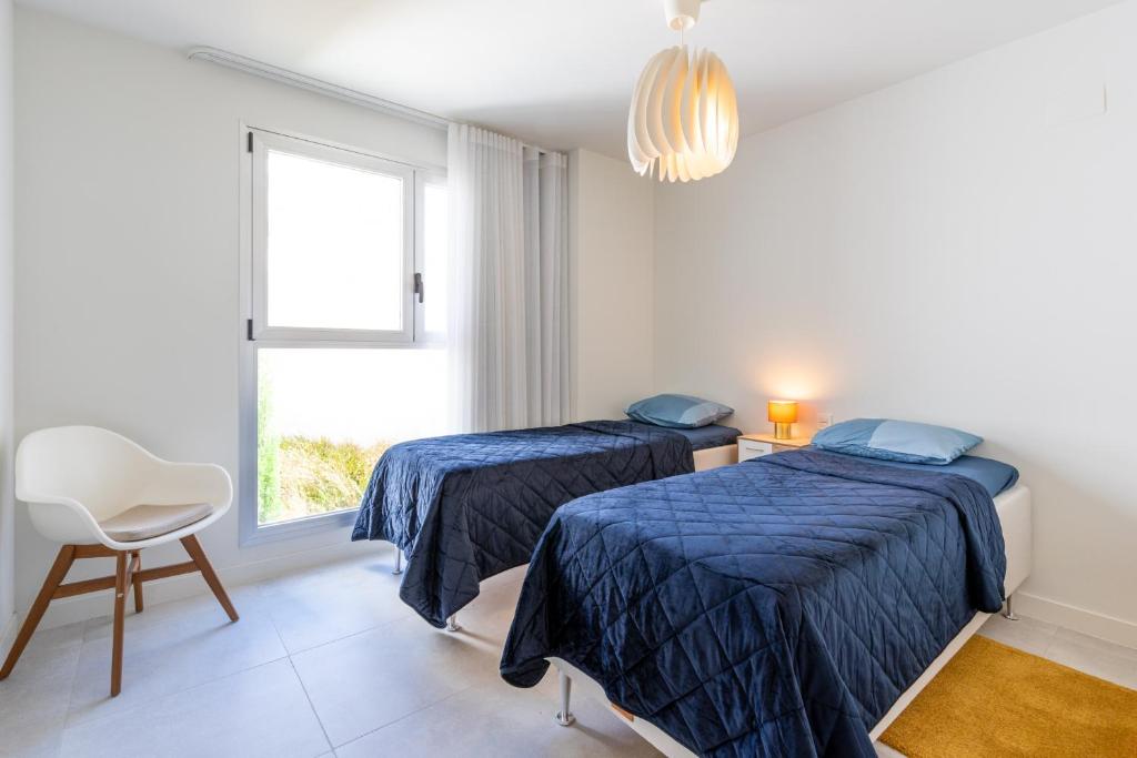 Posteľ alebo postele v izbe v ubytovaní Bahia de Torrequebrada - 2 Bedroom Apartment with Seaview