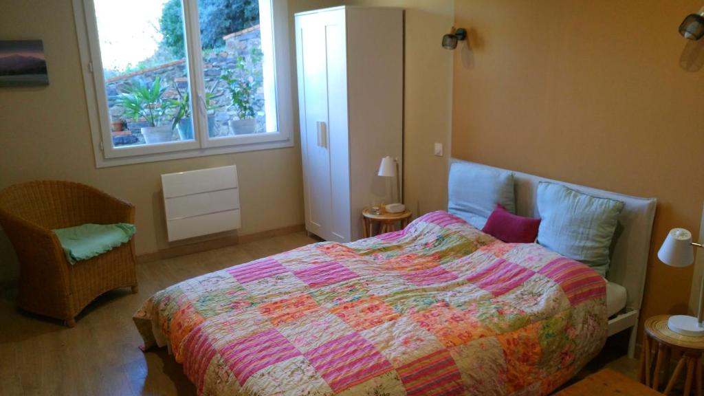 a bedroom with a large bed and a window at Maison Do Mi Sol in Reynès
