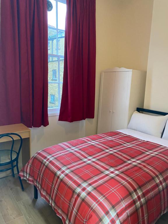 Postel nebo postele na pokoji v ubytování 27 Argyle Square