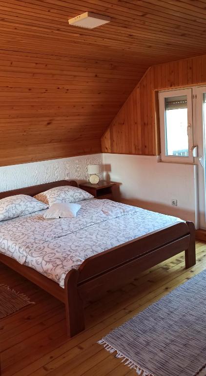 Postel nebo postele na pokoji v ubytování Konak Pahulja TARA