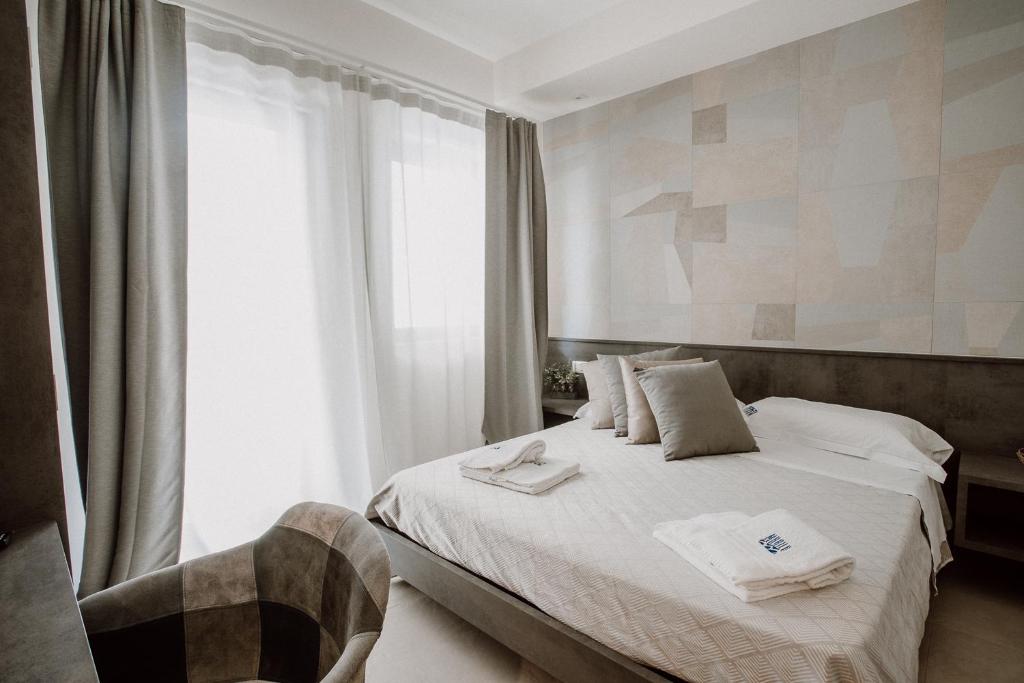 巴勒瑟的住宿－B&B Marilu Vacanze by MONHOLIDAY，一间卧室配有一张带窗户和椅子的床