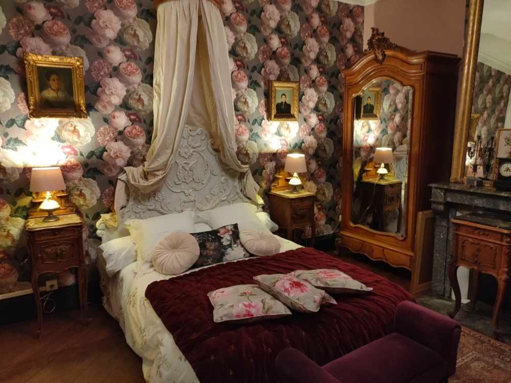 sypialnia z dużym łóżkiem z baldachimem w obiekcie Demeure en Seine - Gîtes et chambres d'hôte en bord de Seine w mieście Caudebec-en-Caux