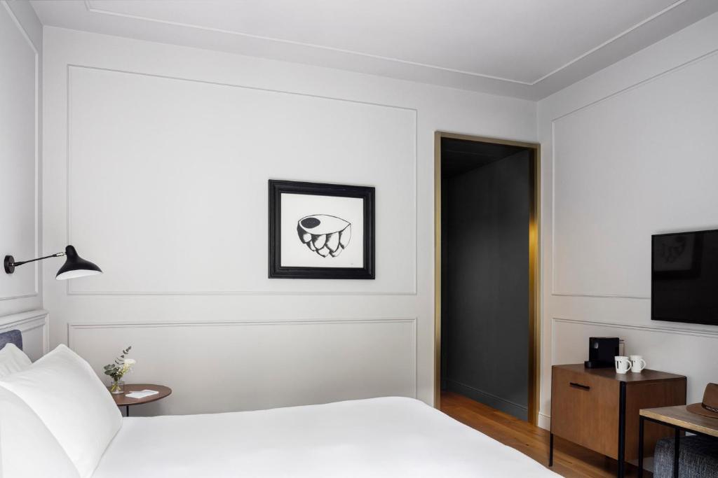 Postel nebo postele na pokoji v ubytování TÓTEM Madrid, a Small Luxury Hotel of the World