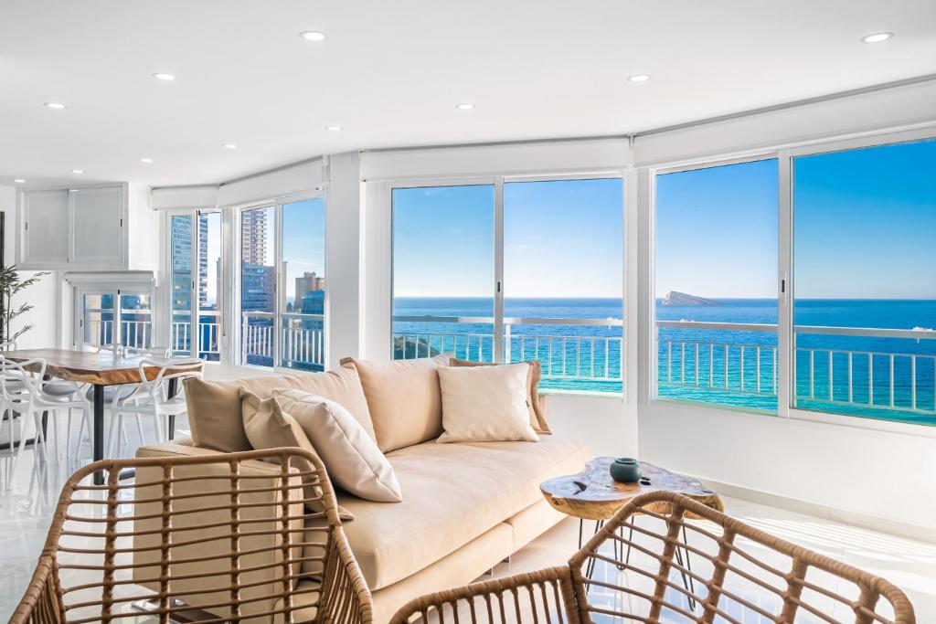 - un salon avec un canapé et une vue sur l'océan dans l'établissement Principado Loix Apartment Deluxe 17C Levante Beach, à Benidorm