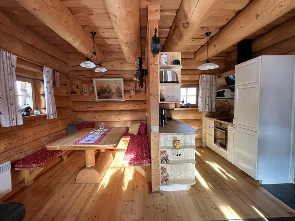 Kuchyň nebo kuchyňský kout v ubytování Almhaus Heidi Nockberge