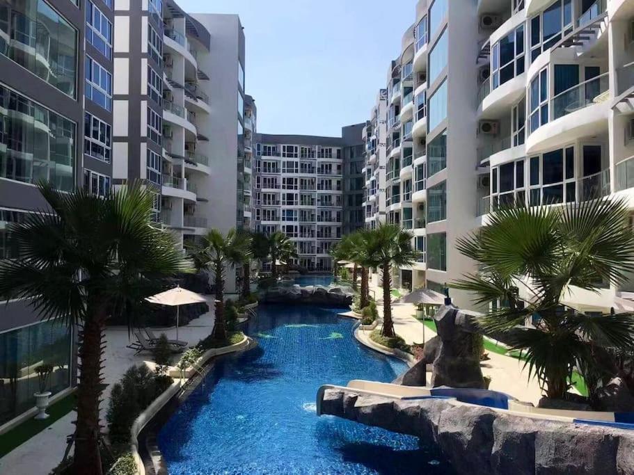 A piscina localizada em Grand Avenue Pattaya Residence 6floor ou nos arredores