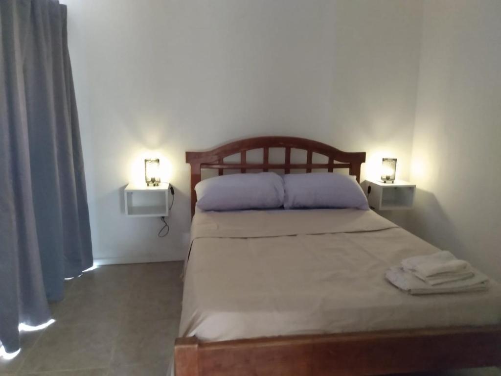 ゴドイ・クルスにあるComplejo JuanXXIIIのベッドルーム1室(大型ベッド1台、2つの照明付)