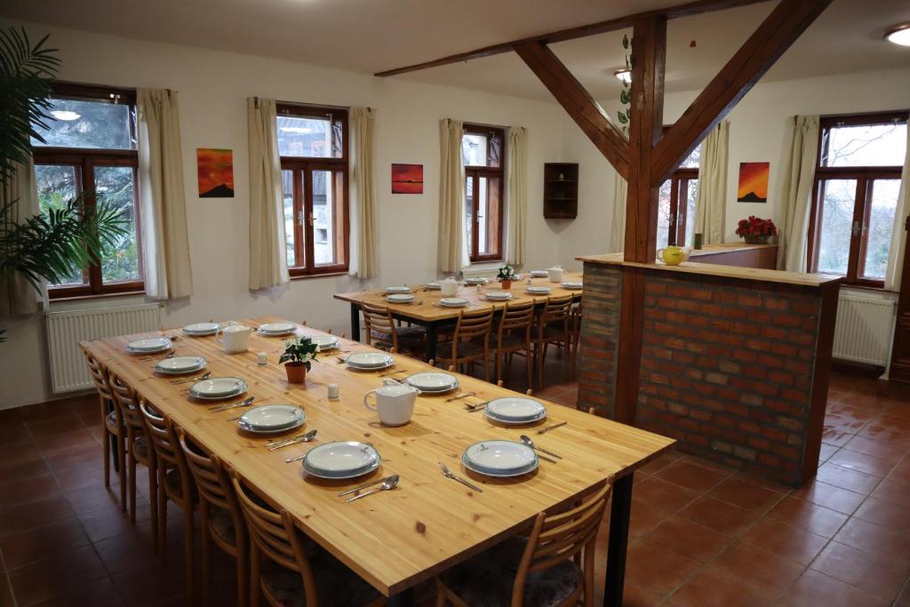 Železný BrodにあるPrázdninový dům Jirkovのテーブルと椅子、窓が備わる広い客室です。