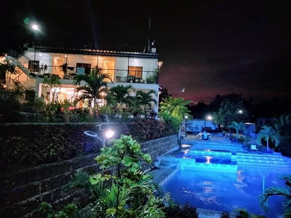 uma casa com piscina à noite em Casa de Robles Tanay Rizal em Tanay