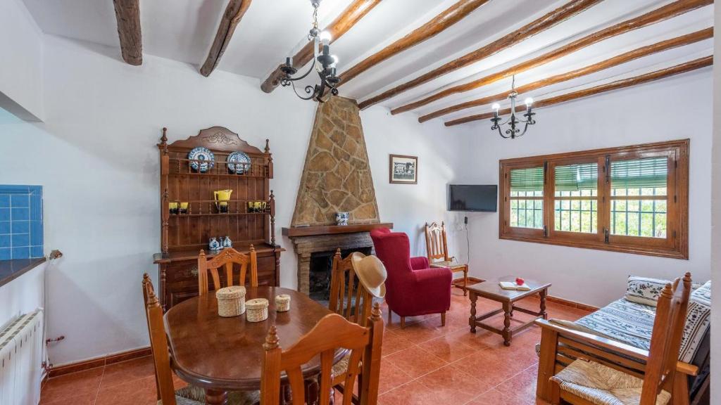 Telewizja i/lub zestaw kina domowego w obiekcie Las Casitas de los Cano Archidona by Ruralidays