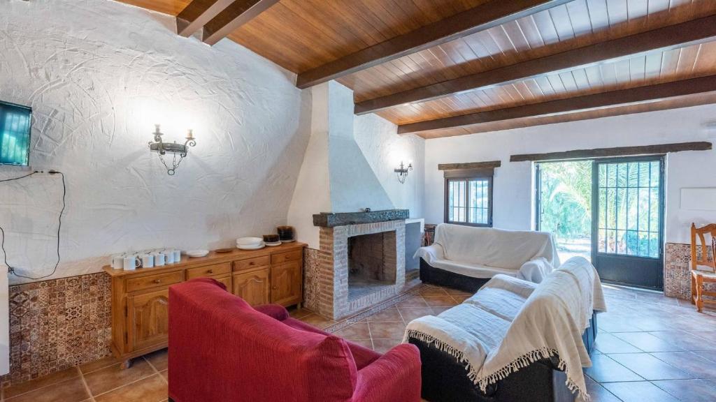 salon z kanapą i kominkiem w obiekcie Las Casitas de los Cano Archidona by Ruralidays w mieście Archidona