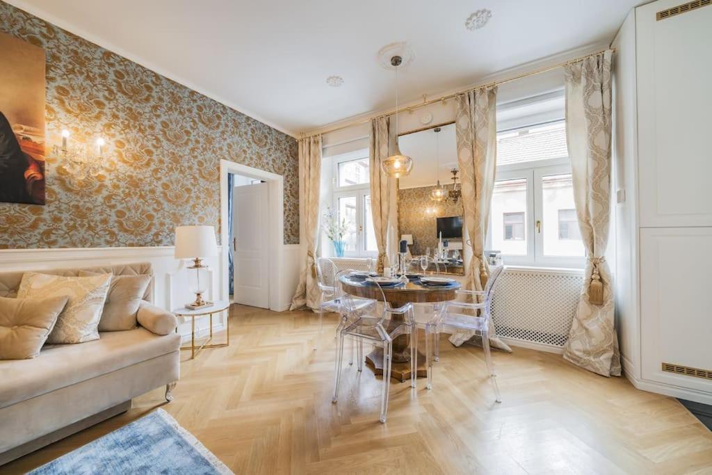 sala de estar con sofá y mesa en Schubert's Creative Luxury Haven en Viena